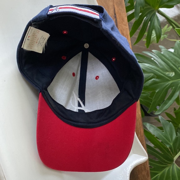 Atlanta Braves Baseball Hat with Tomahawk Logo - Picture 8 of 9